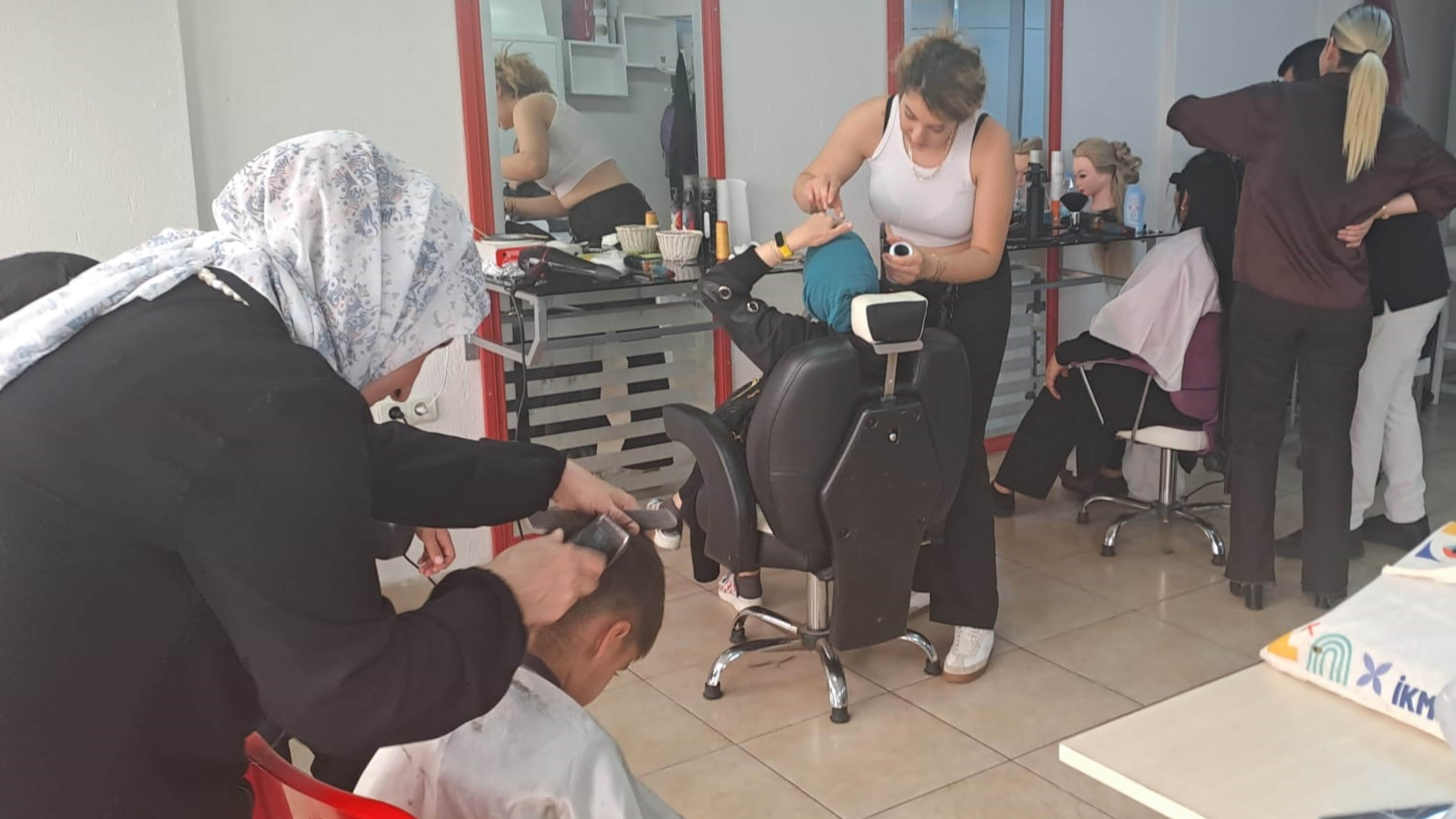 Güzelliğe Dokunan Eller Kapak